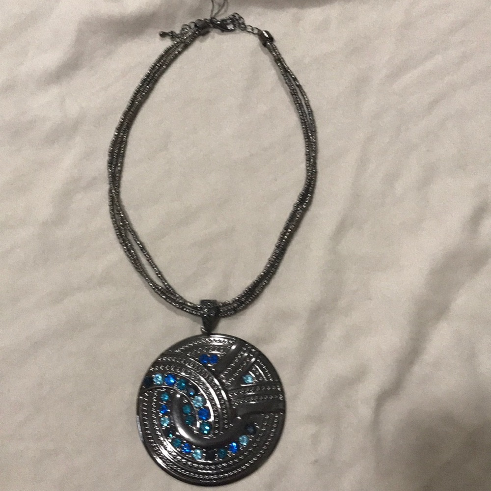 Disc necklace with blue stones